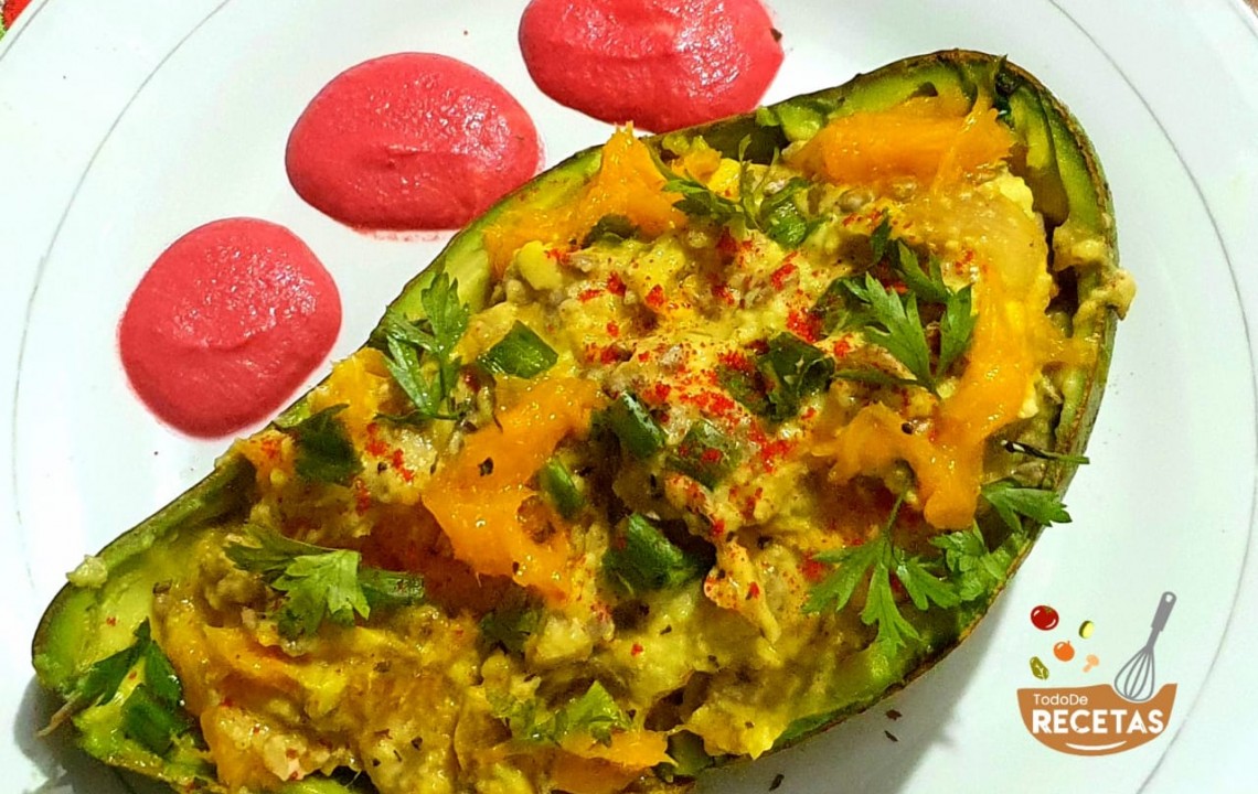 Aguacate relleno con mango y semillas