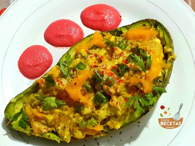 Aguacate relleno con mango y semillas