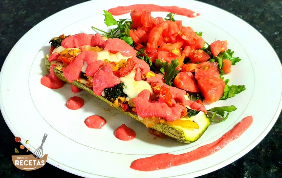 Zucchini relleno con salsa de remolacha