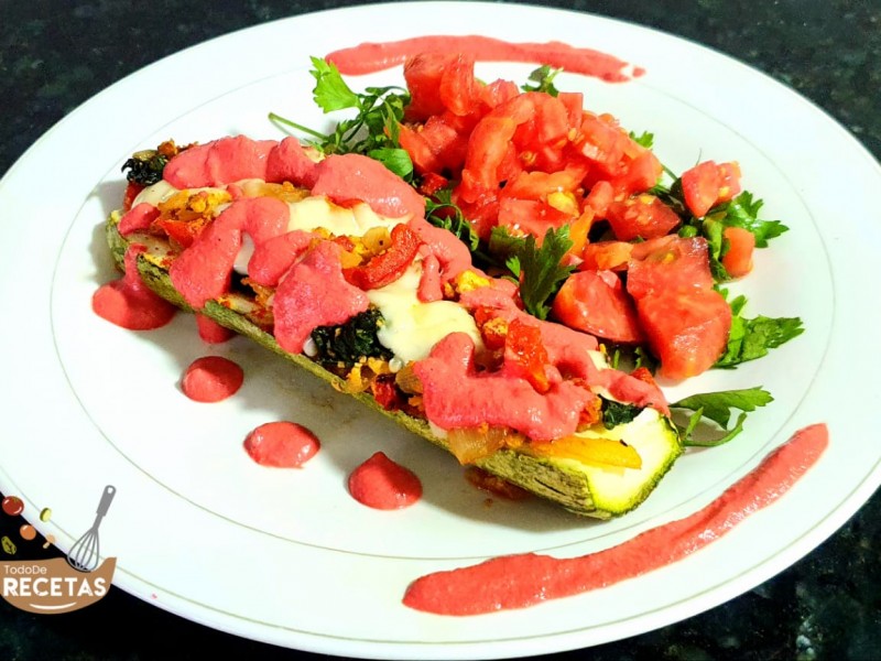 Zucchini relleno con salsa de remolacha