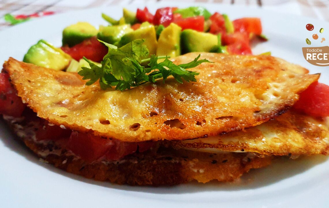 Cheese Tortilla con ensalada de aguacate