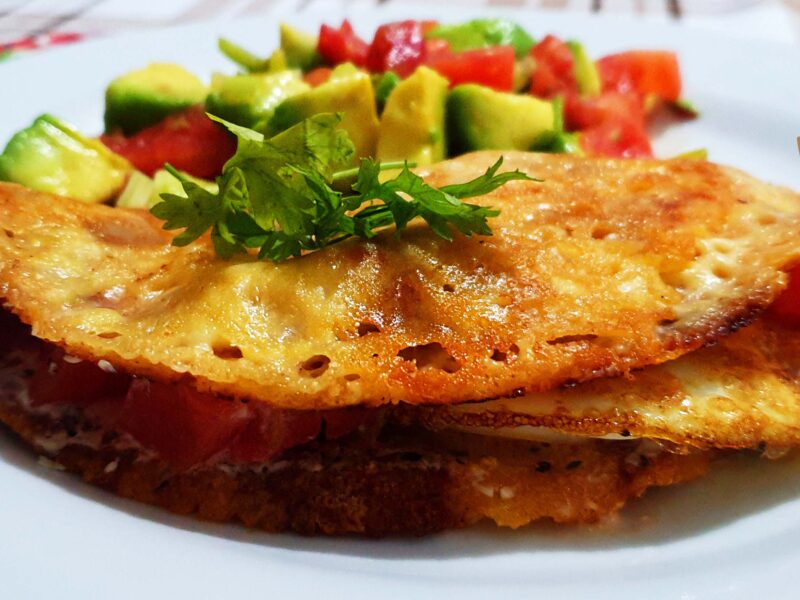 Cheese Tortilla con ensalada de aguacate